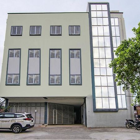 Oyo 92300 Koala House Hotel Pekanbaru Buitenkant foto