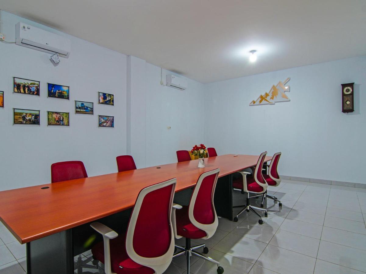 Oyo 92300 Koala House Hotel Pekanbaru Buitenkant foto
